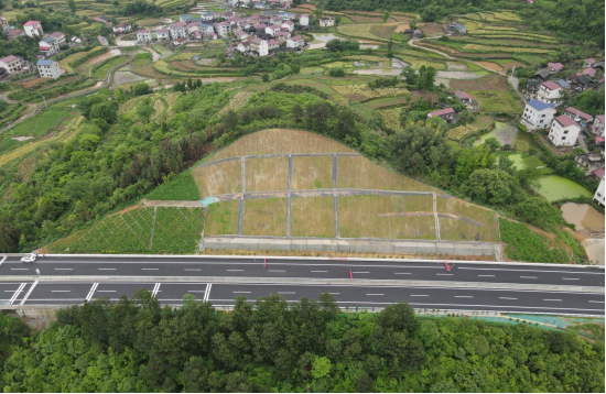 20240520952293.png 圖片2膨脹土邊坡處治采用植生毯防護快速復綠.png