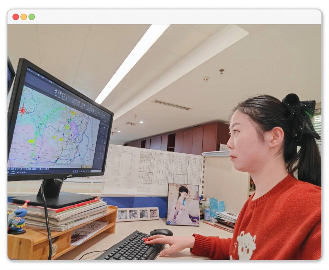 公路事業(yè)部 吳鈺洋：她以工位為“戰(zhàn)場”，以鼠標鍵盤為“工具”，用女性特有的細致與嚴謹，在方寸屏幕間繪制公路交通的宏偉藍圖。這抹溫暖的“中國紅”，不僅是新春的喜慶，更是她扎根崗位、建功立業(yè)的赤誠之心，生動詮釋了新時代女職工在平凡崗位上創(chuàng)造不平凡業(yè)績的巾幗風采。.jpg